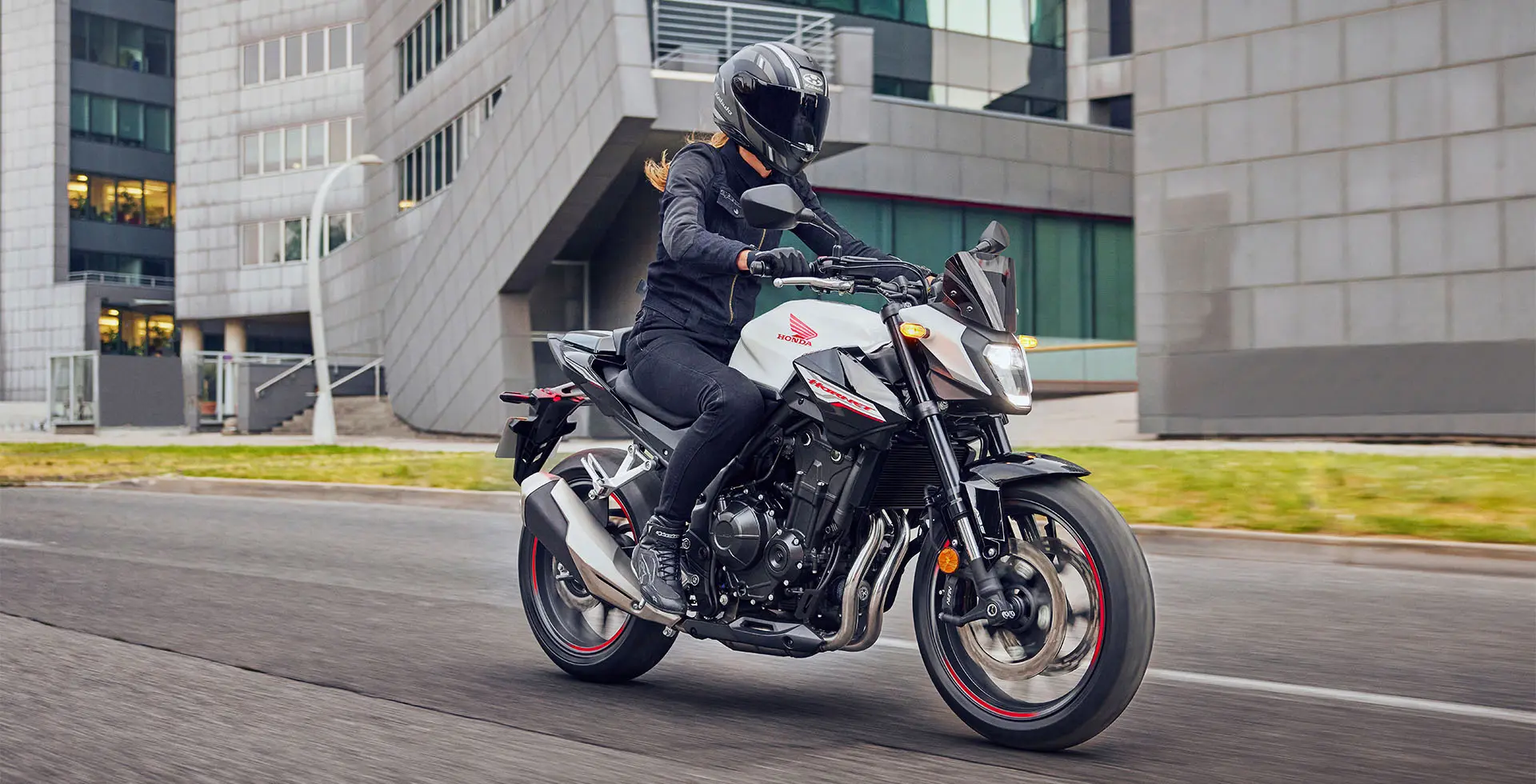 Hornet 500 em ambiente urbano, vista lateral