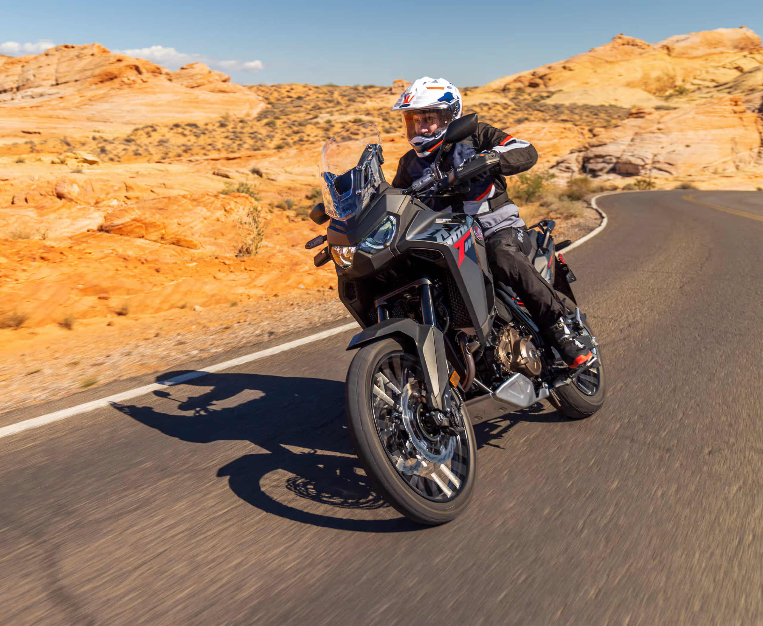 CRF 1100L Africa Twin em ambiente externo - foto 3