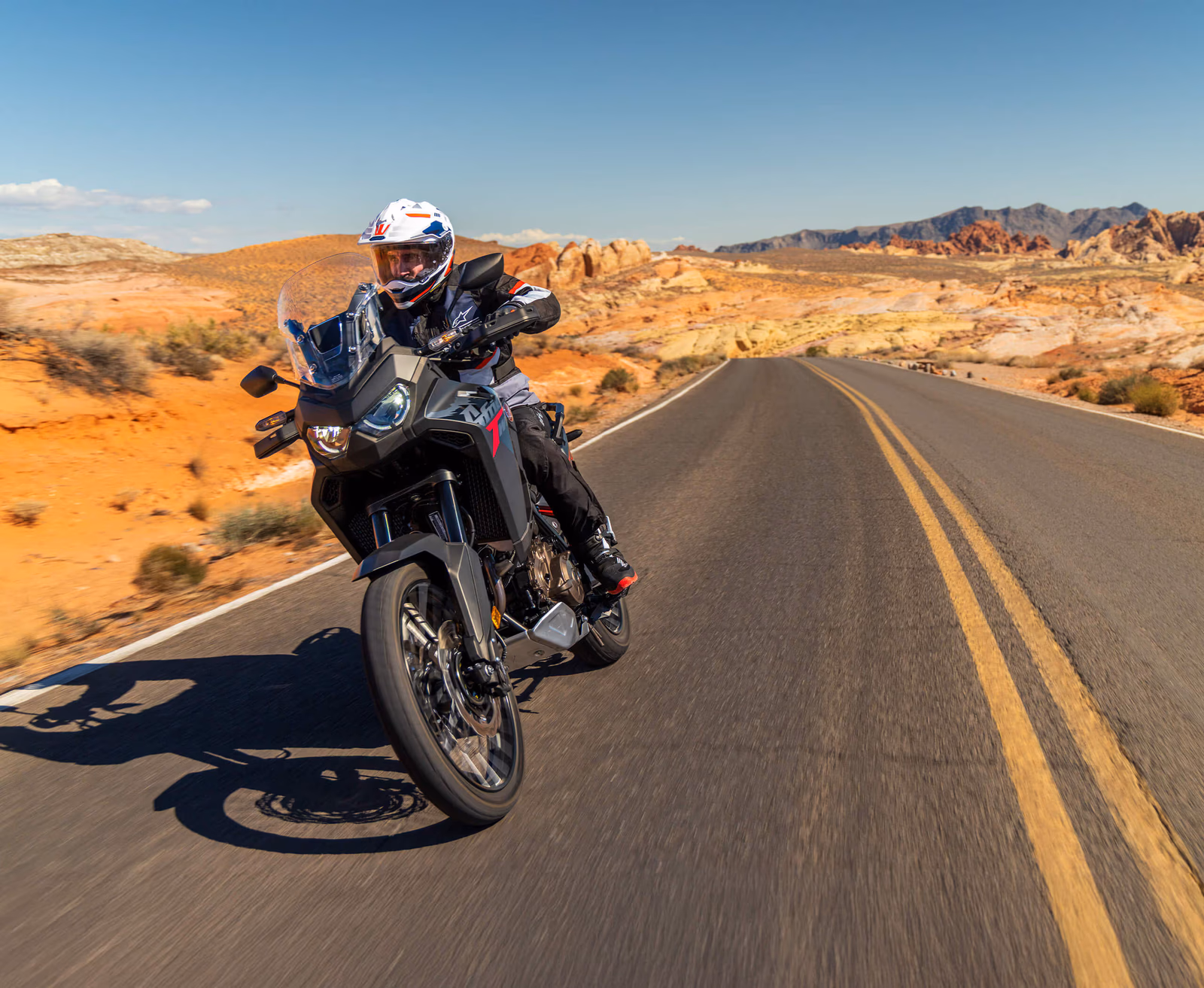 CRF 1100L Africa Twin em ambiente externo - foto 6 - 6 de 8