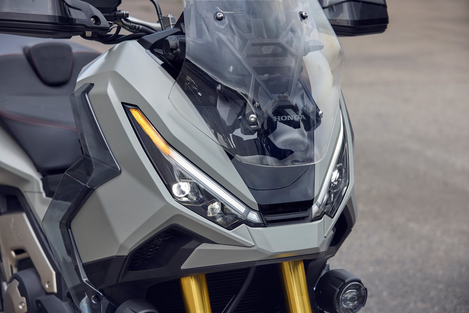 Detalhe frontal Honda X-ADV 2025