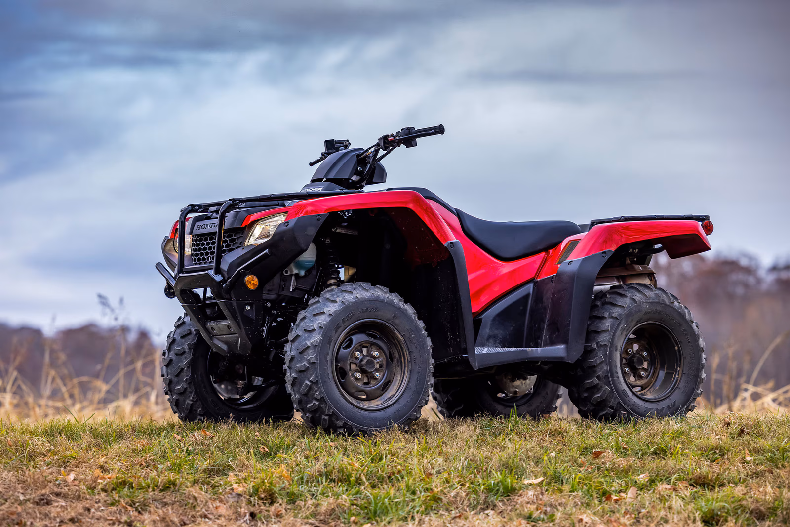 TRX 420 FourTrax vista lateral em ambiente externo - 1 de 10