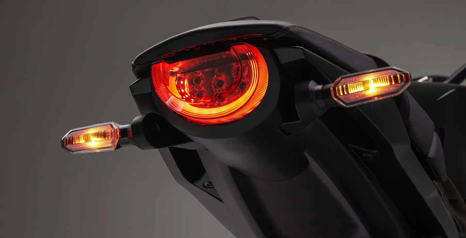 ESS acionado na lanterna traseira CB 1000R Neo Sports Café