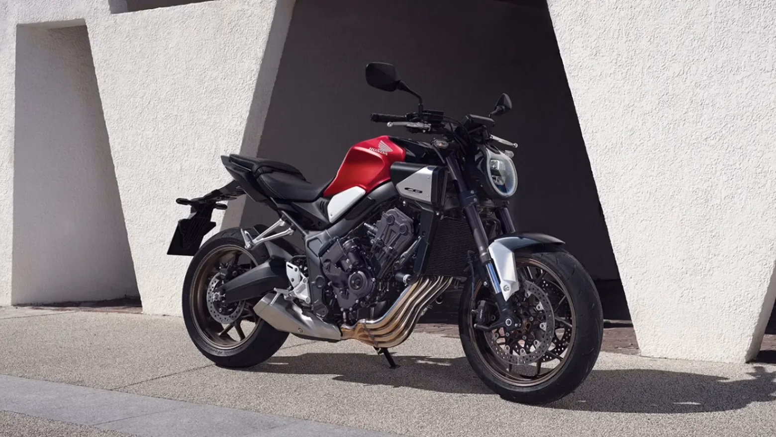 CB 650R E-Clutch ambientada 05 - 5 de 6