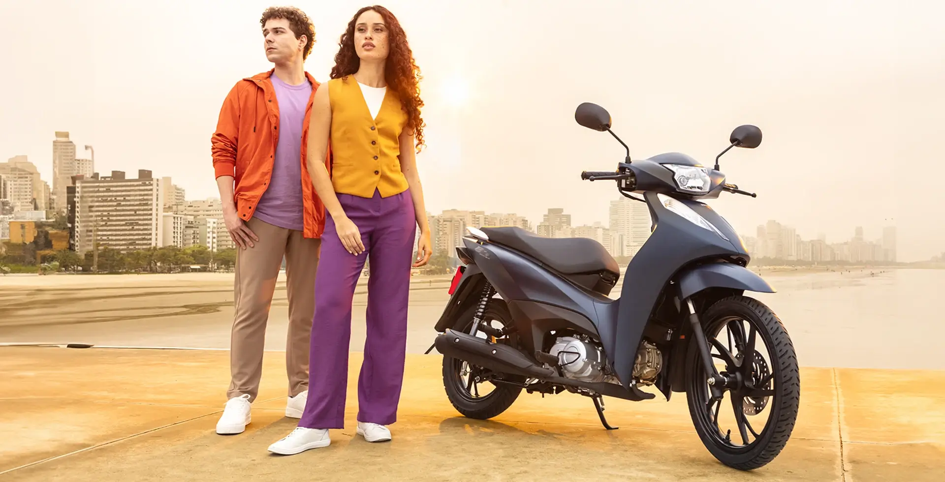 Honda Biz 125 vista de frente em ambiente externo