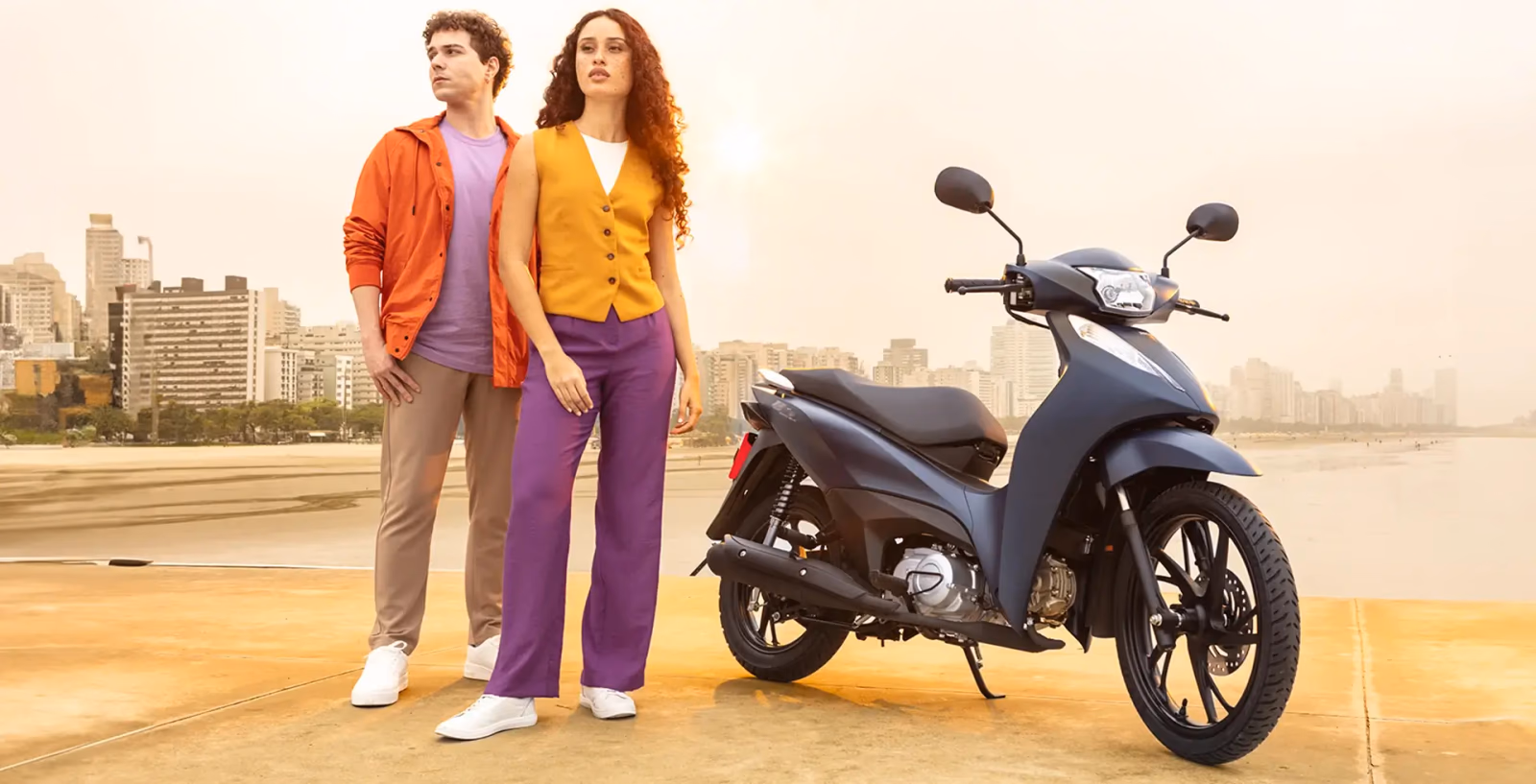 Honda Biz 125 vista de frente em ambiente externo - 3 de 32