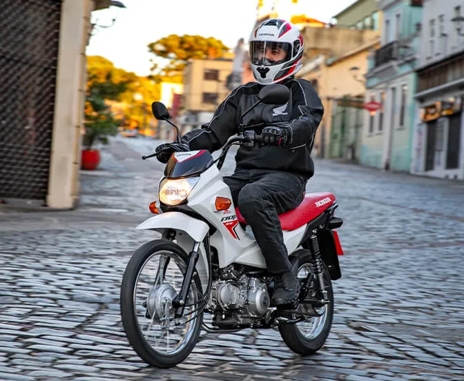 Homem pilotando Pop 110i ES branco Ross White