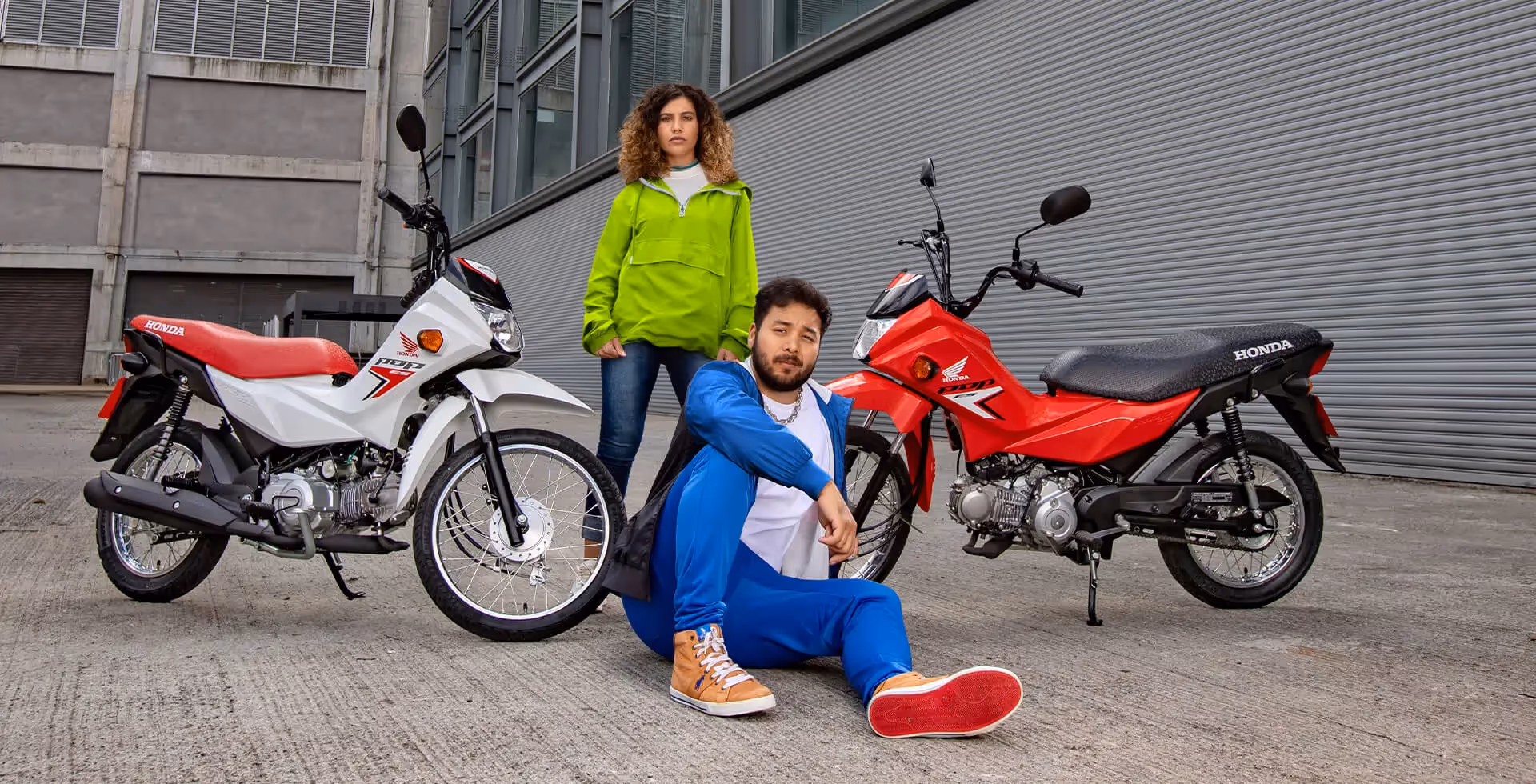 Casal em pose com as Pop 110i ES