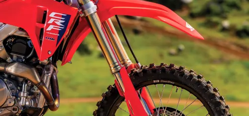 Detalhe das suspensões Showa da CRF 450R