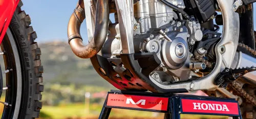 Detalhe do motor da CRF 450 RX com módulo de injeção eletrônica