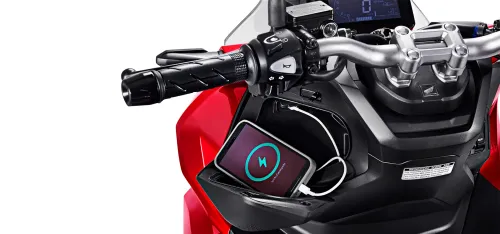 Entrada USB-C carregando celular Honda ADV