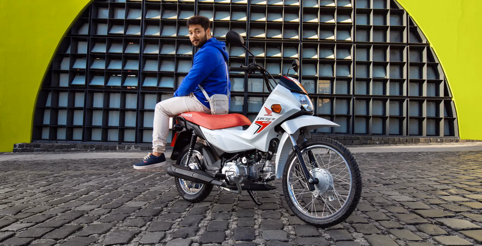 Homem sentado na Pop 110i ES - 11 de 28