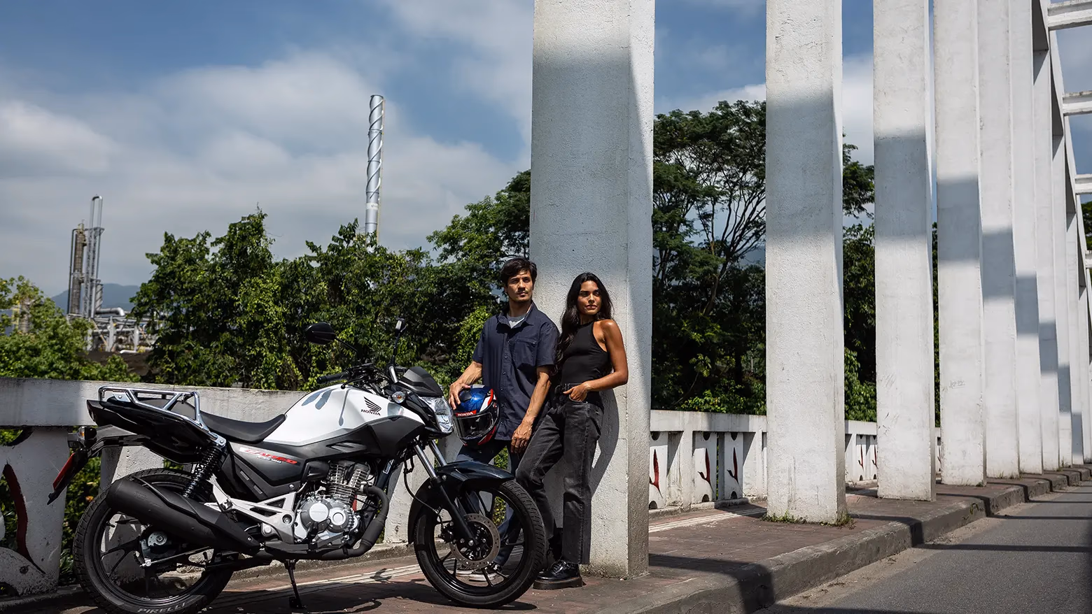Casal olhando para o horizonte à frente da moto CG Cargo - 1 de 9