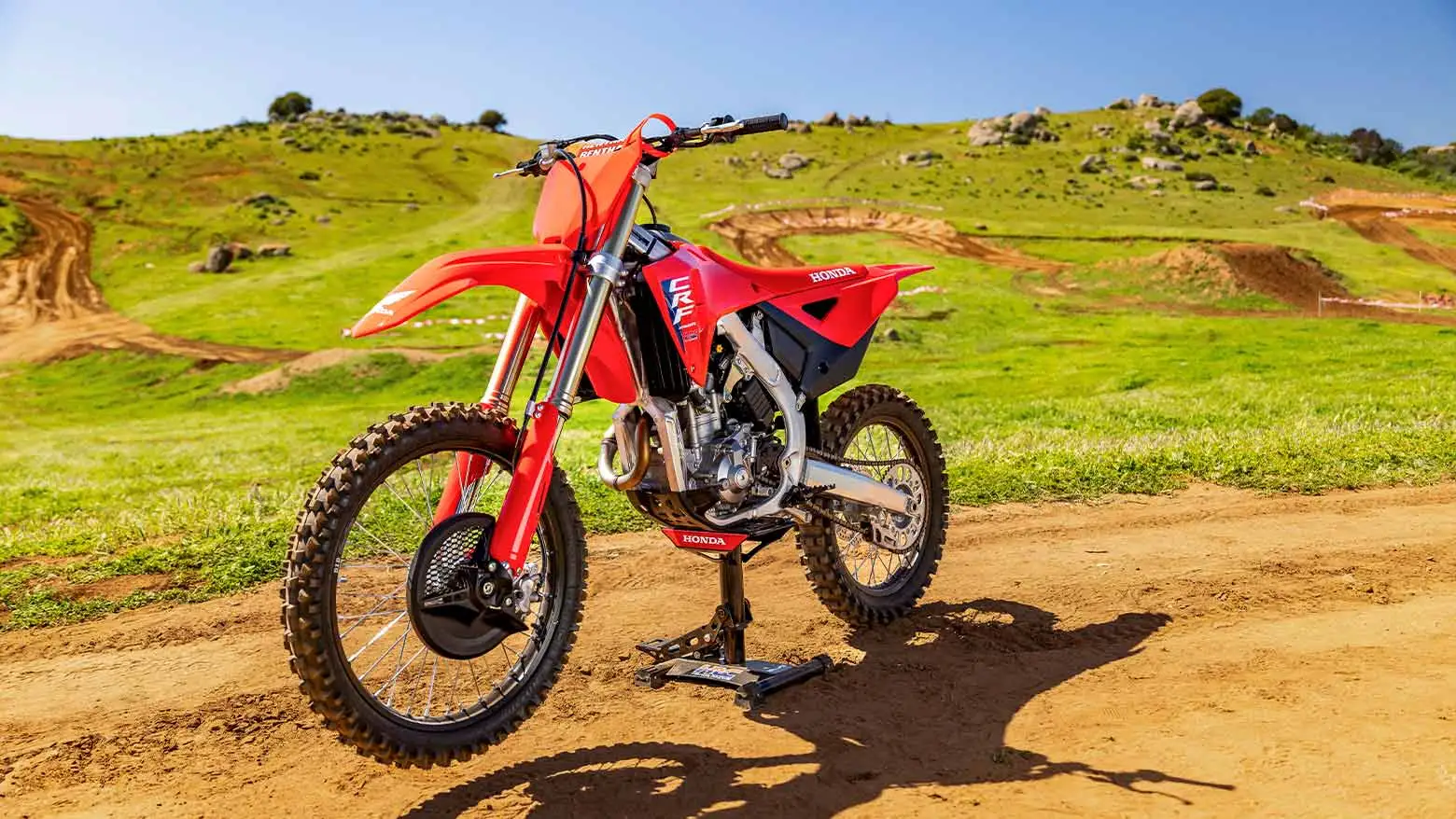 CRF 250R vista lateral esquerda em ambiente externo