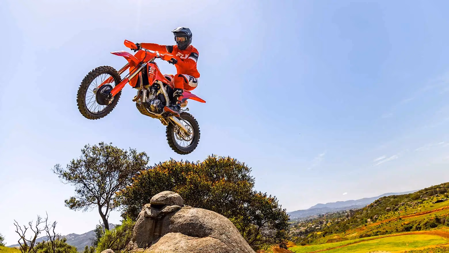 CRF 250R executando salto em pista off-road - 6 de 7