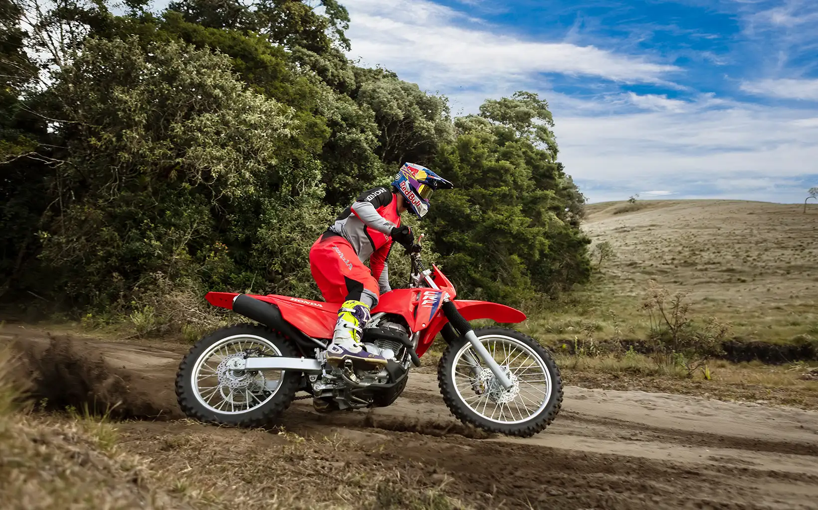 CRF 300F com visual robusto em ambiente off-road