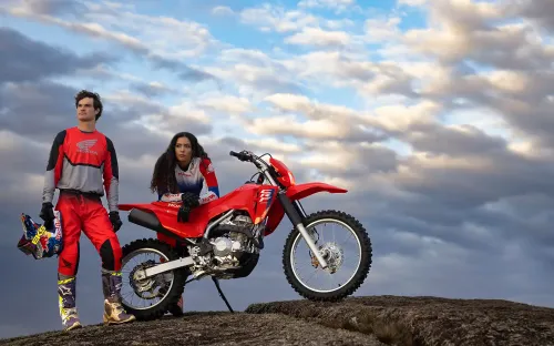 Pilotos ao lado da CRF 300F, reforçando o espírito de competição