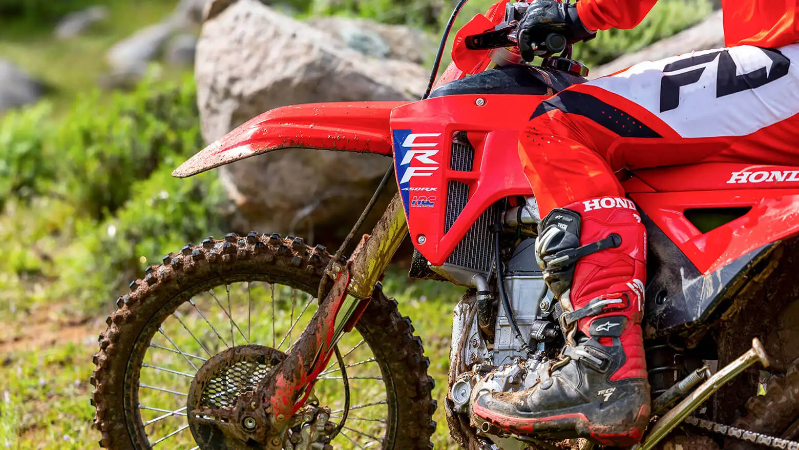 Honda CRF 450R em destaque no estúdio