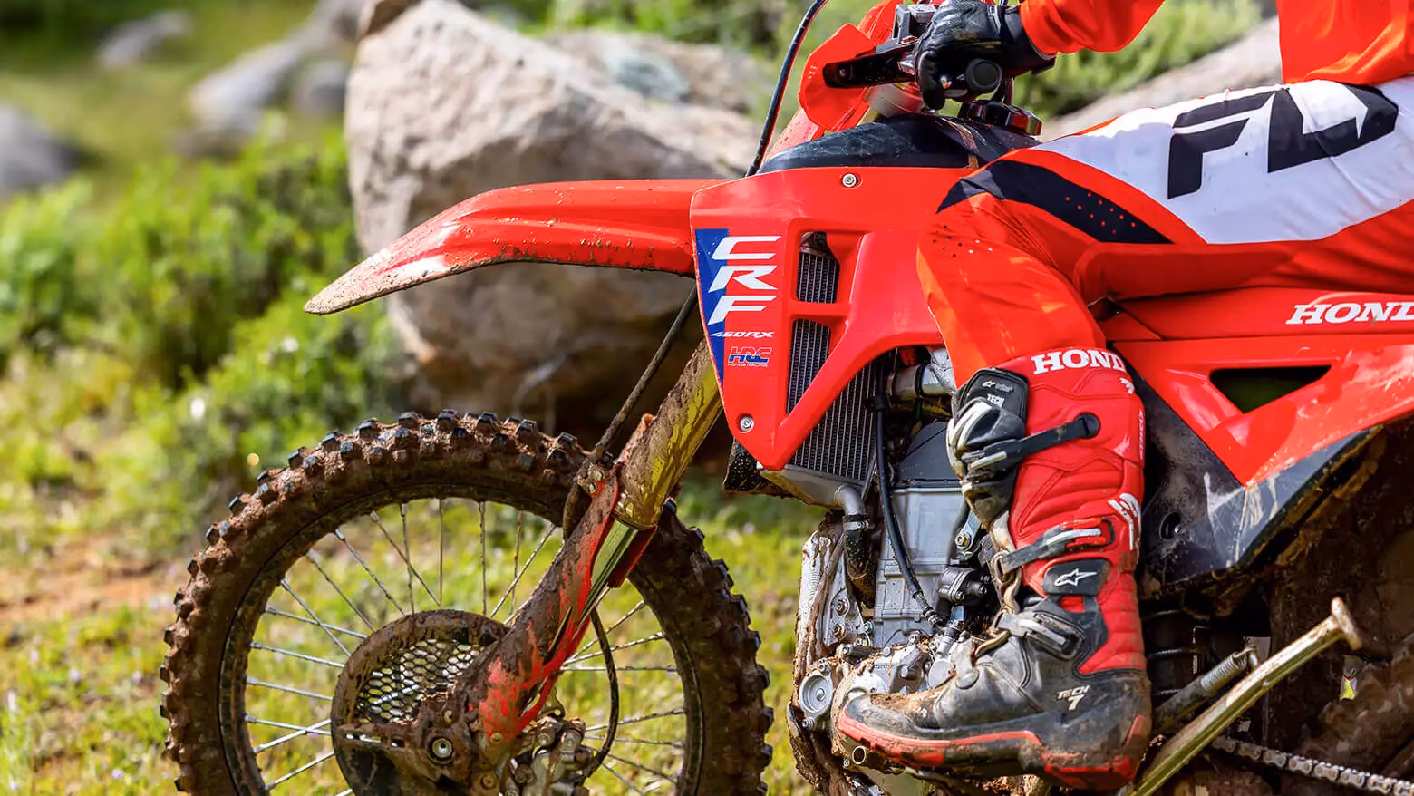 Honda CRF 450R em destaque no estúdio - 2 de 12