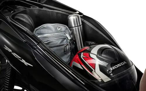 Porta-objeto PCX com mochila e capacete