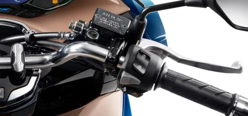 Detalhe do guidão e punho direito acionando Idling Stop PCX