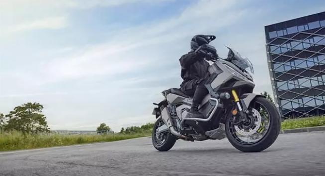 Honda X-ADV 2025 vista lateral em destaque