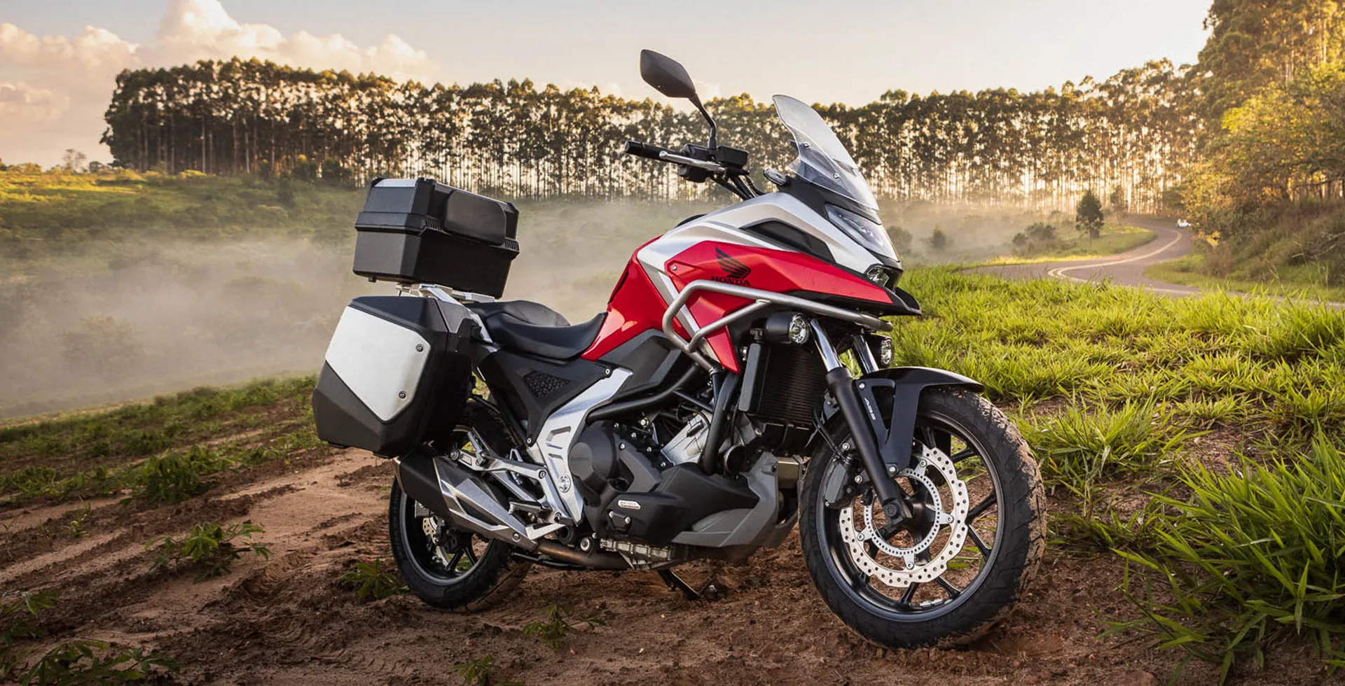 NC 750X vermelha Grand Prix Red em paisagem com vegetação
