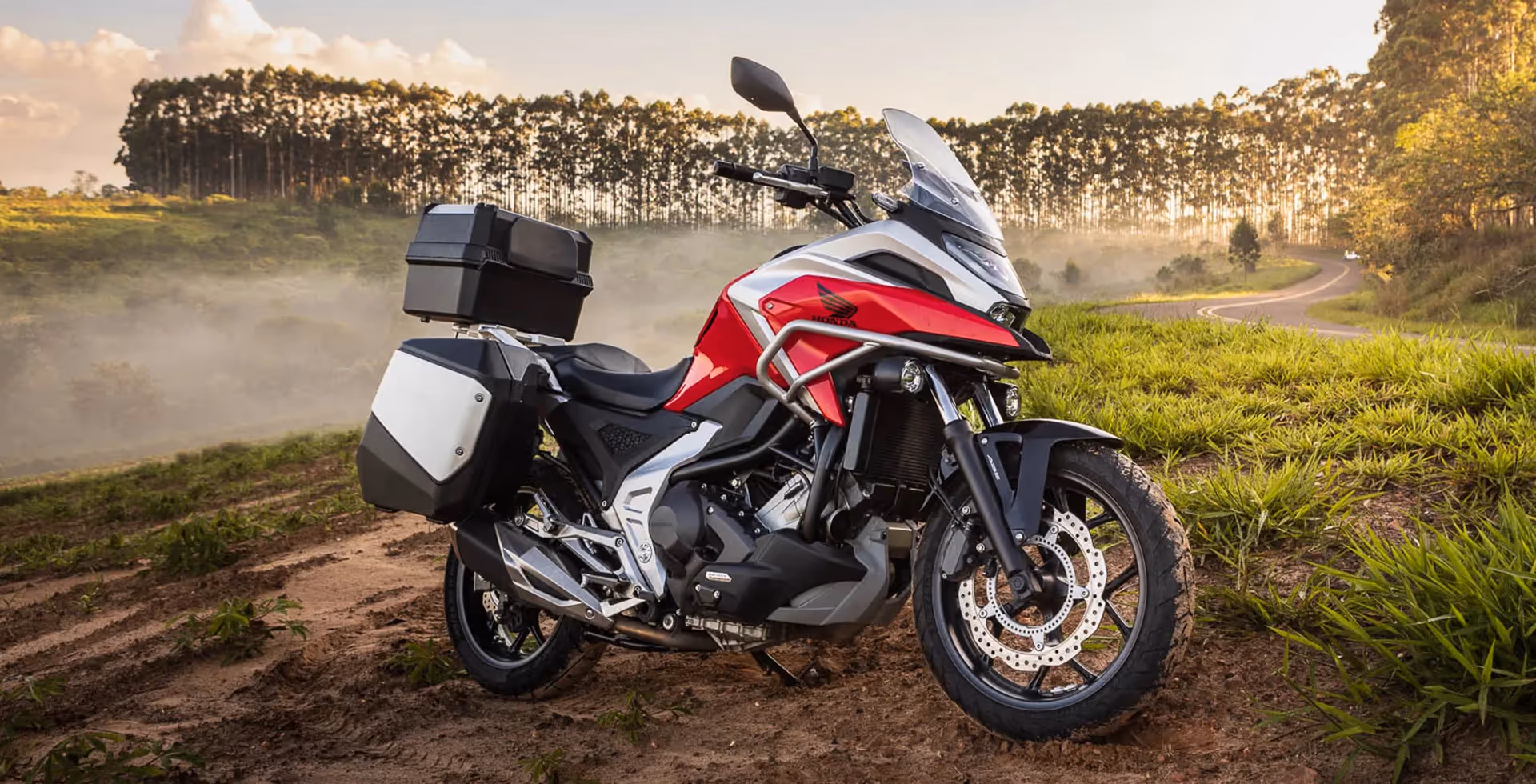 NC 750X vermelha Grand Prix Red em paisagem com vegetação