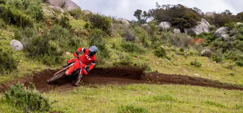CRF 450R em curva, demonstrando tecnologia Honda Racing