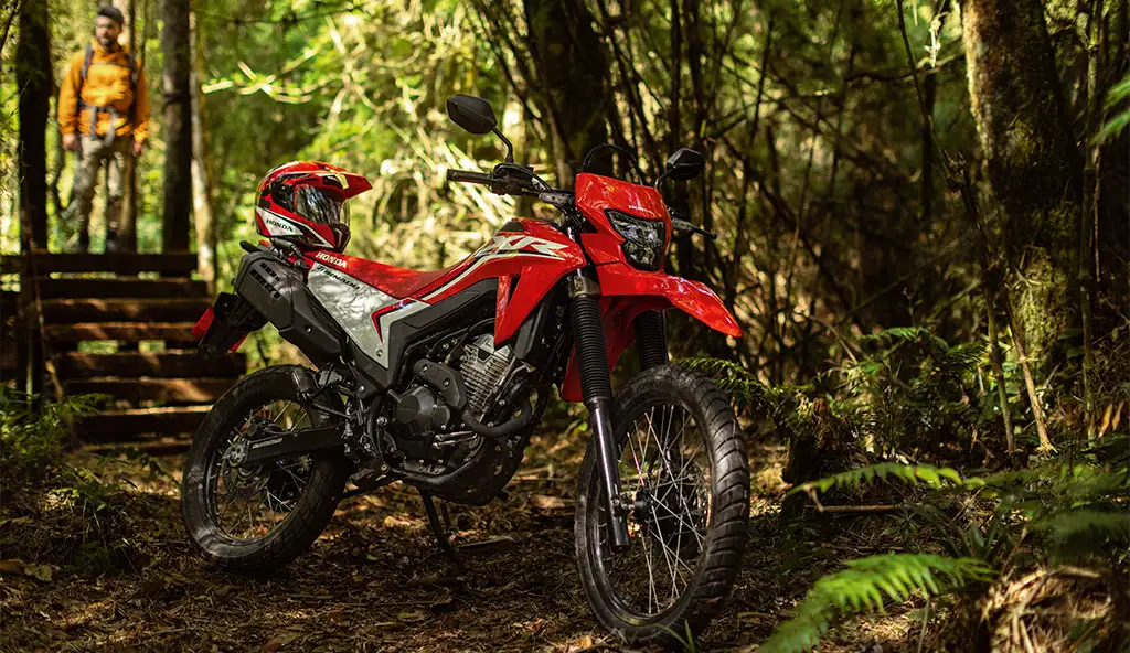 XR 300L Tornado na trilha, mostrando sua versatilidade